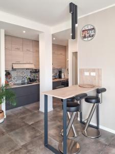 Bright one-bedroom apartment near Isola