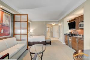 MGM Signature-24-811 F1 Track & Strip View Studio