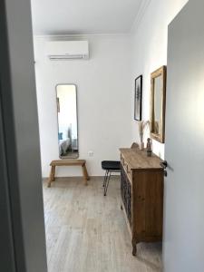 Seafront 3-bedroom Cycladic Apt South Paros