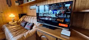 Chalet with Stunning Lake and Mountain Views avec une vue à couper le souffle, une spacieuse terrasse et jardin