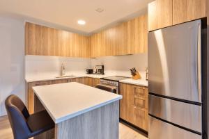 Private Modern Apt with Kitchen