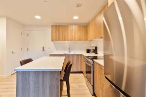 Private Modern Apt with Kitchen