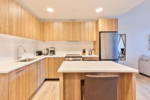 Private Modern Apt with Kitchen