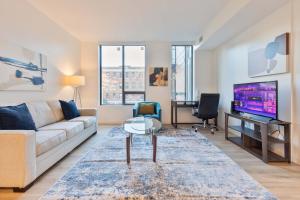 Private Modern Apt with Kitchen