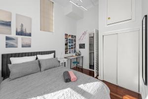 High Ceiling 1 Bedroom Apt in the Central
