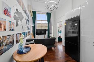 High Ceiling 1 Bedroom Apt in the Central