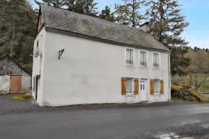 Maison accueillante à Saint-Gènes-Champespe + Vue sur le lac - Saint-Étienne-de-Chomeil
