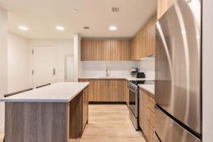 Modern Apt Walk to Restaurants