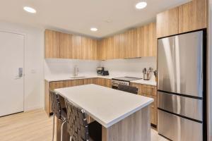 Luxury Apt with Kitchen & Gym