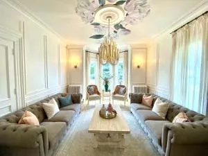 Designer's Stylish & Historic Home on Main Street - Cottam