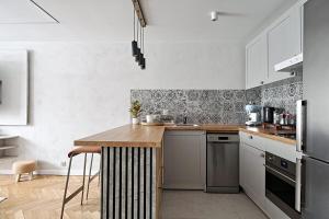 Prime Prive Apartment 65TV AC Standing Desk King Bed