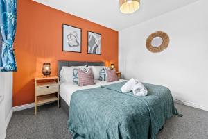 Spacious 6-bedroom house - 3 parking spaces - Superfast Wi-Fi - Close to M5 - Long-stay rates!