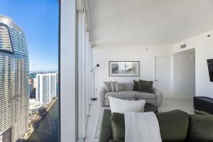Sky High Penthouse Corner 2BR 2BA Icon Brickell