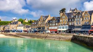 Maisons de vacances MAISON comprenant 2 logements a louer ensemble ou separement capacite jusqu-a 10 personnes plus 2 bebes Idealement place pour visiter le Mt St Michel, St Malo et ses alentours : photos des chambres