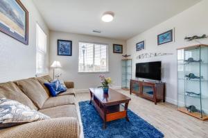 WWII Aviation-Themed Apt in Sparks Near Parks!