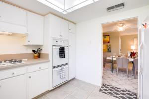 Sunny Palm Springs Haven Fenced Patio, 6 Pools!