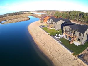 Lakefront, Private Beach, Garage Bar, Near WI Dells, King Beds, Sleeps 16, Near Ski Hills