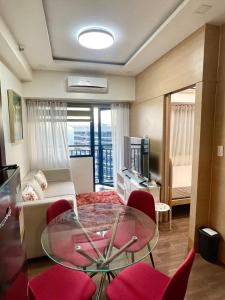 Beauty Makati Penthouse 4 room Family Condo