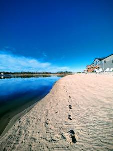 Lakefront, Private Beach, Garage Bar, Near WI Dells, King Beds, Sleeps 16, Near Ski Hills