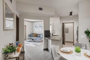 Beautiful 2 BR 2 BA, NRG, Medical Center, Downtown, Free WiFi, Pool