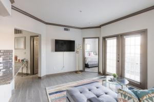 Beautiful 2 BR 2 BA, NRG, Medical Center, Downtown, Free WiFi, Pool