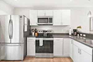 Secret Cottage 10 min to DT Dogs OK BBQ Parking