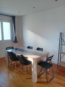 Appartements Grand Appartement avec Garage : photos des chambres