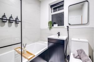 Luxury Cozy 2 bed house hot tub family friendly business traveler family of 4 - 6 with parking close to Birmingham city centre , M6 , Aston univerity , Great Barr Birmingham