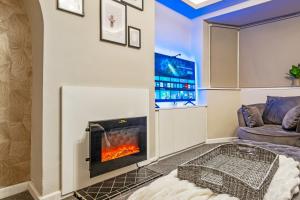 Luxury Cozy 2 bed house hot tub family friendly business traveler family of 4 - 6 with parking close to Birmingham city centre , M6 , Aston univerity , Great Barr Birmingham