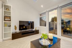 Luxury Cozy 2 bed house hot tub family friendly business traveler family of 4 - 6 with parking close to Birmingham city centre , M6 , Aston univerity , Great Barr Birmingham