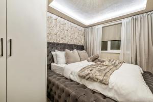 Luxury Cozy 2 bed house hot tub family friendly business traveler family of 4 - 6 with parking close to Birmingham city centre , M6 , Aston univerity , Great Barr Birmingham