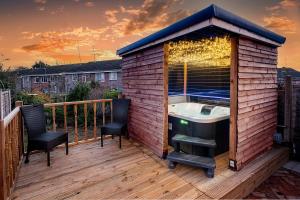 Luxury Cozy 2 bed house hot tub family friendly business traveler family of 4 - 6 with parking close to Birmingham city centre , M6 , Aston univerity , Great Barr Birmingham