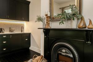 Narraweema Guesthouse - Historic Luxury BnB Retreat