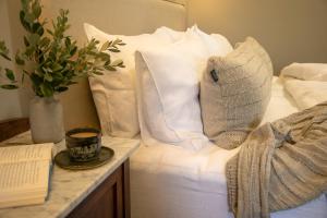 Narraweema Guesthouse - Historic Luxury BnB Retreat