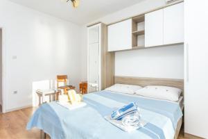 Apartments with a parking space Brela, Makarska - 21796