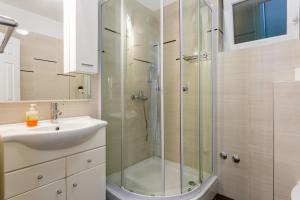 Apartments by the sea Brela, Makarska - 21803