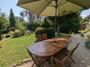 Maisons de vacances Maison XVIIIe avec jardin privatif - Yevre le Chatel - FR-1-590-440 : photos des chambres
