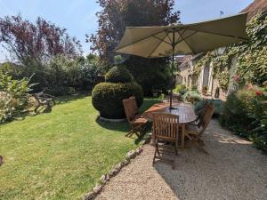 Maisons de vacances Maison XVIIIe avec jardin privatif - Yevre le Chatel - FR-1-590-440 : photos des chambres