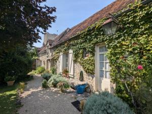 Maisons de vacances Maison XVIIIe avec jardin privatif - Yevre le Chatel - FR-1-590-440 : Maison de Vacances