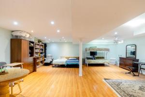 Large Guest suite with bathroom, vegetarian kitchen