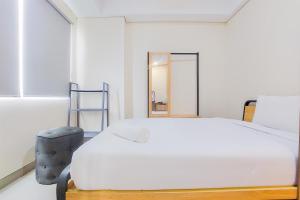 Homey and Modern Studio Apartment B Residence By Travelio