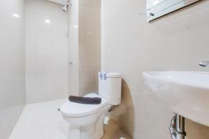 Homey and Modern Studio Apartment B Residence By Travelio