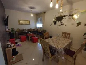 Beautiful ground-floor apartment with portable air conditioning, parking, and free Wi-Fi - Oulad Hamida