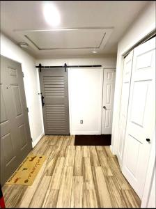 Furnished apartmt near down town with king bed