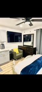 Furnished apartmt near down town with king bed