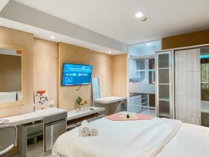 Good and Homey Studio Apartment at Springhill Terrace Residence By Travelio