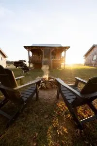 CenterHillLakeCouplesRelaxingCreeksideTinyCabin 4 - Silver Point