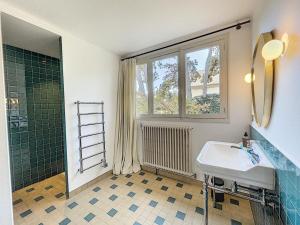 Maisons de vacances Maison d'exception a 80m de la plage avec acces direct, proche commerces, terrasse, BBQ, WiFi inclus - FR-1-361-375 : photos des chambres