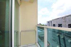 Căn Hộ Nhìn Ra Thành Phố (Apartment with City View)