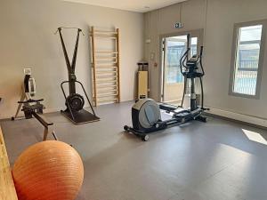 Maisons de vacances Mobil-home Grand Confort a 200m de la plage avec piscine chauffee, 4 pers, terrasse, parking - FR-1-361A-21 : photos des chambres
